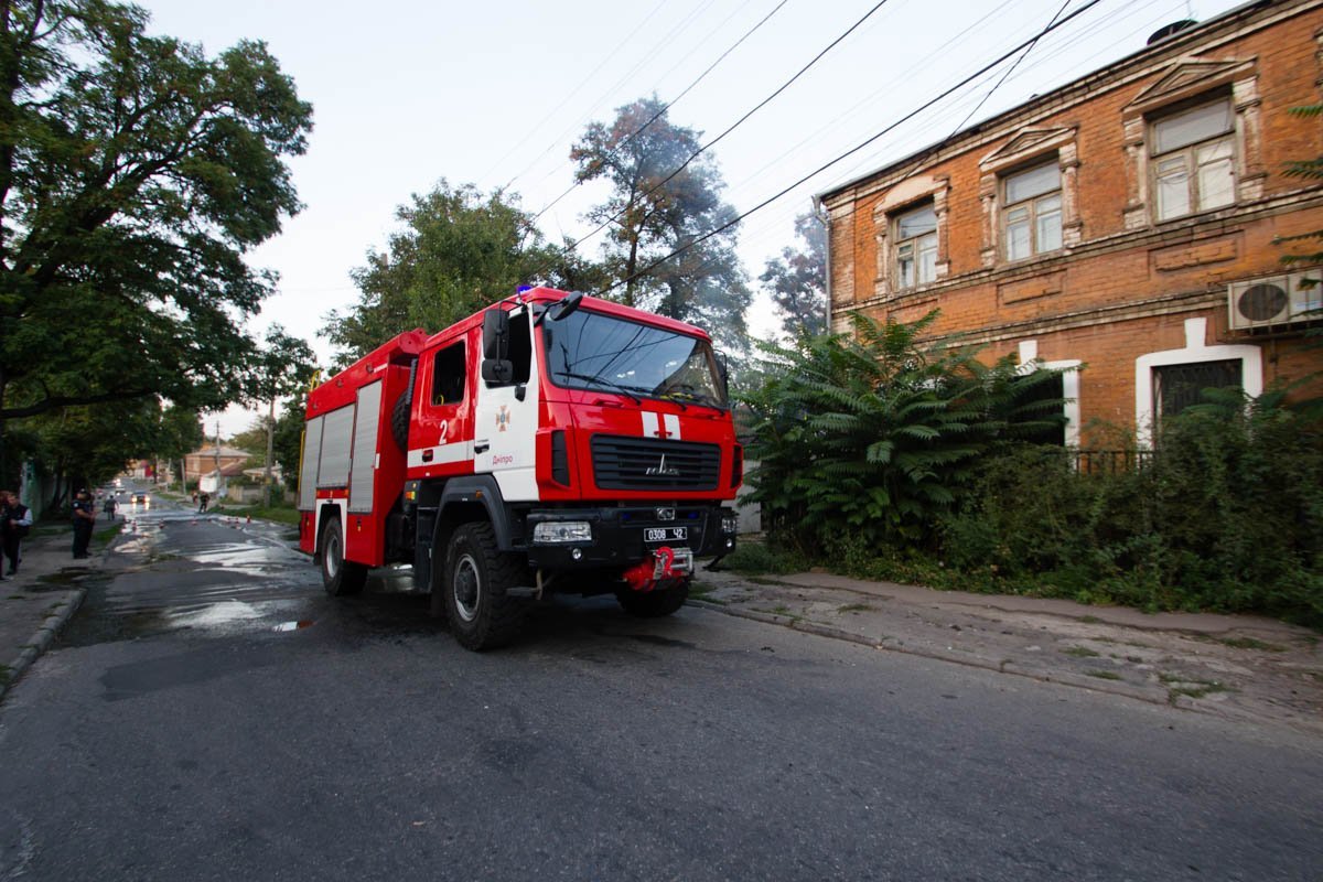 В Днепре на Щепкина горел заброшенный дом 4