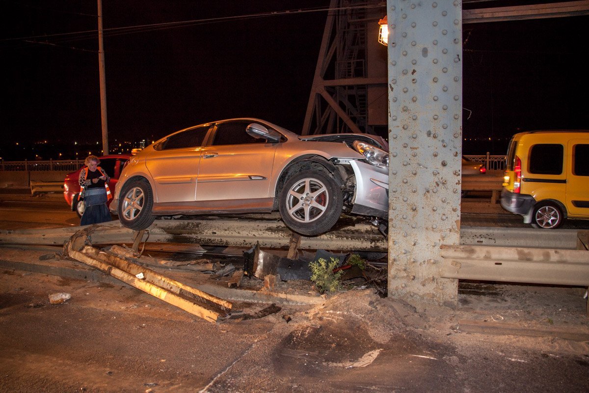 ДТП на Амурском мосту: Chery влетел в металлоконструкцию 1