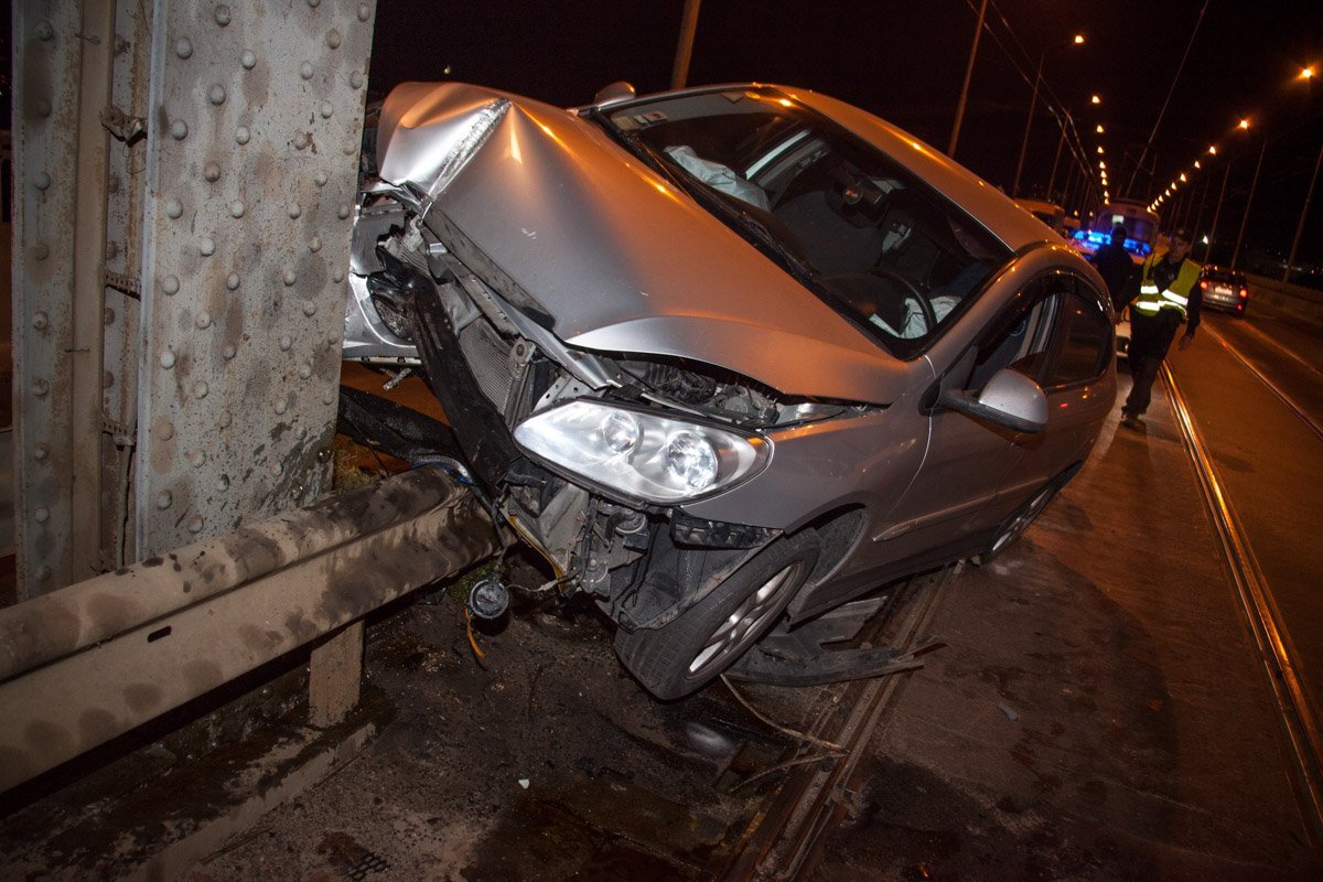 ДТП на Амурском мосту: Chery влетел в металлоконструкцию 2