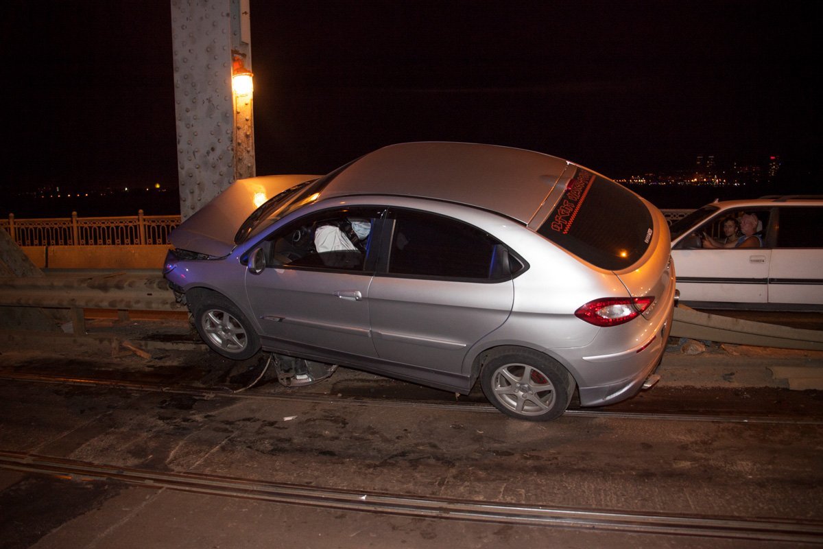 ДТП на Амурском мосту: Chery влетел в металлоконструкцию 3