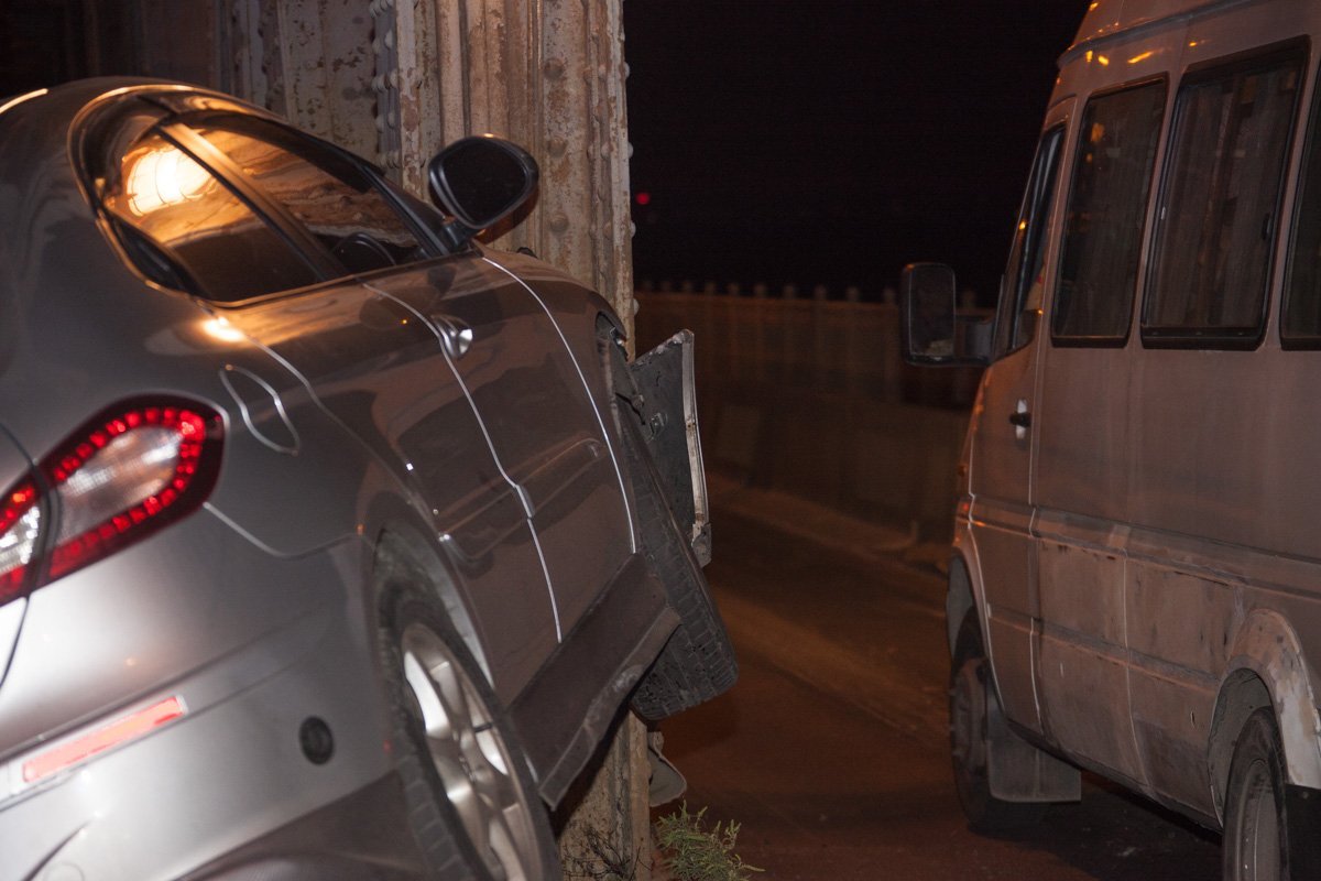 ДТП на Амурском мосту: Chery влетел в металлоконструкцию 4