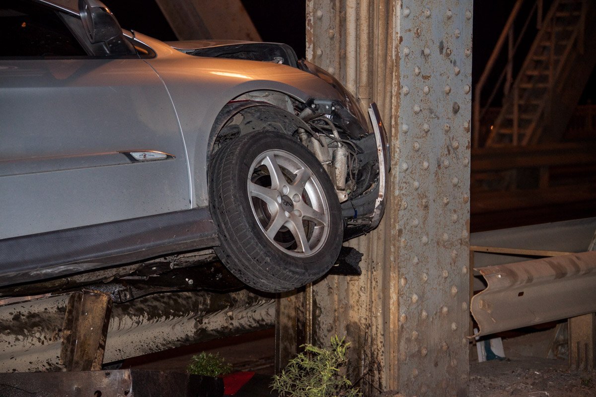 ДТП на Амурском мосту: Chery влетел в металлоконструкцию 5