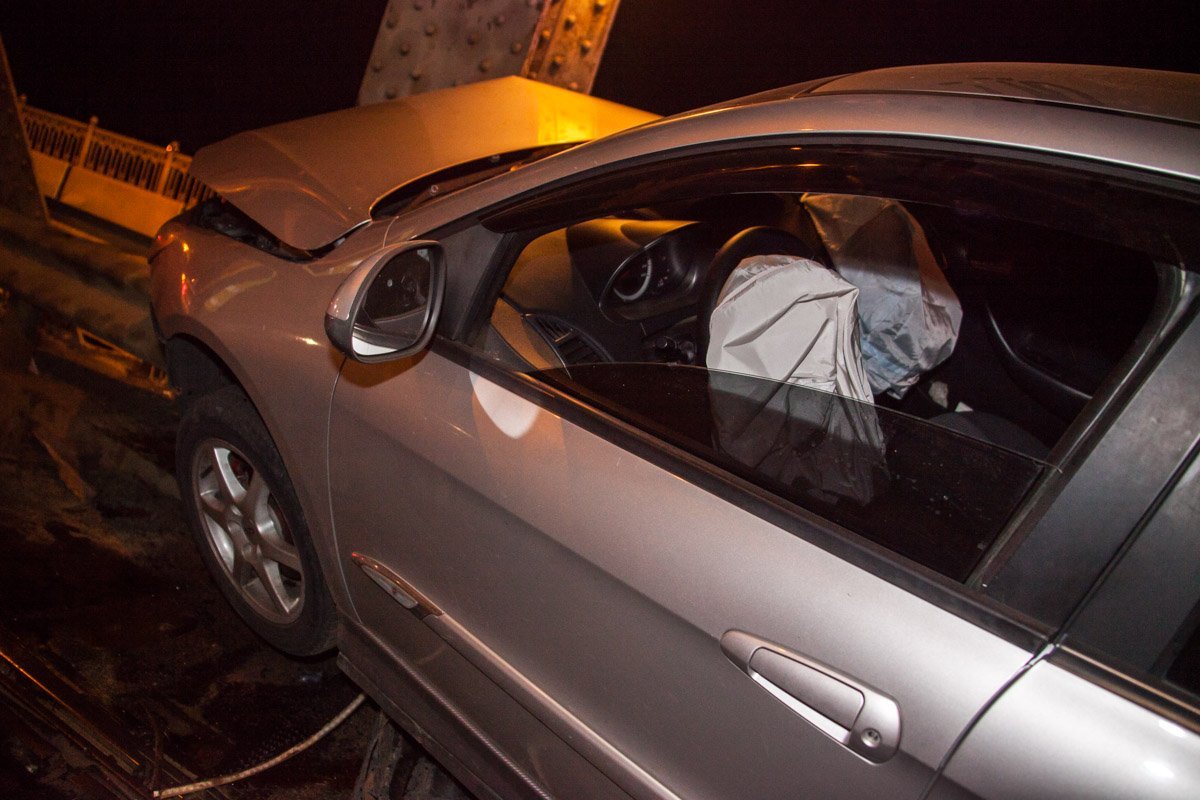 ДТП на Амурском мосту: Chery влетел в металлоконструкцию 6