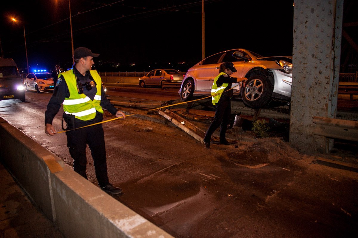 ДТП на Амурском мосту: Chery влетел в металлоконструкцию 7