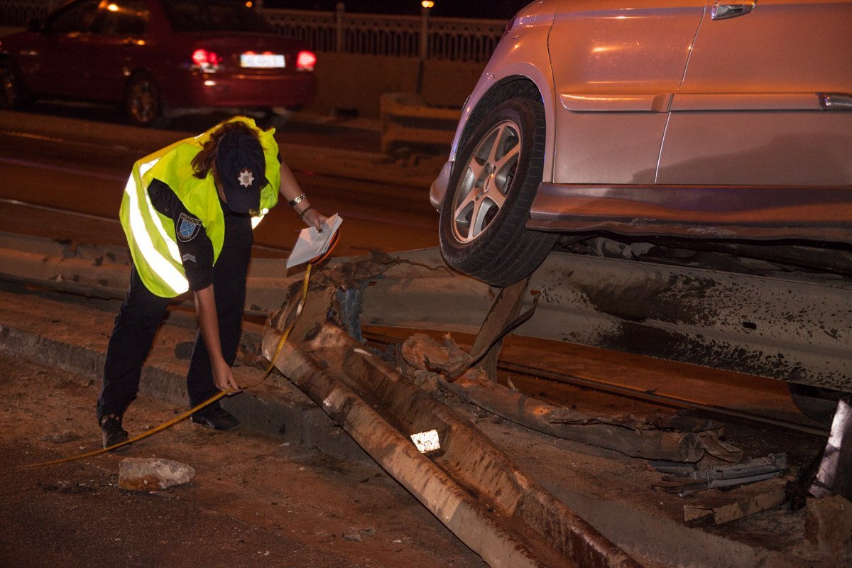 ДТП на Амурском мосту: Chery влетел в металлоконструкцию 8