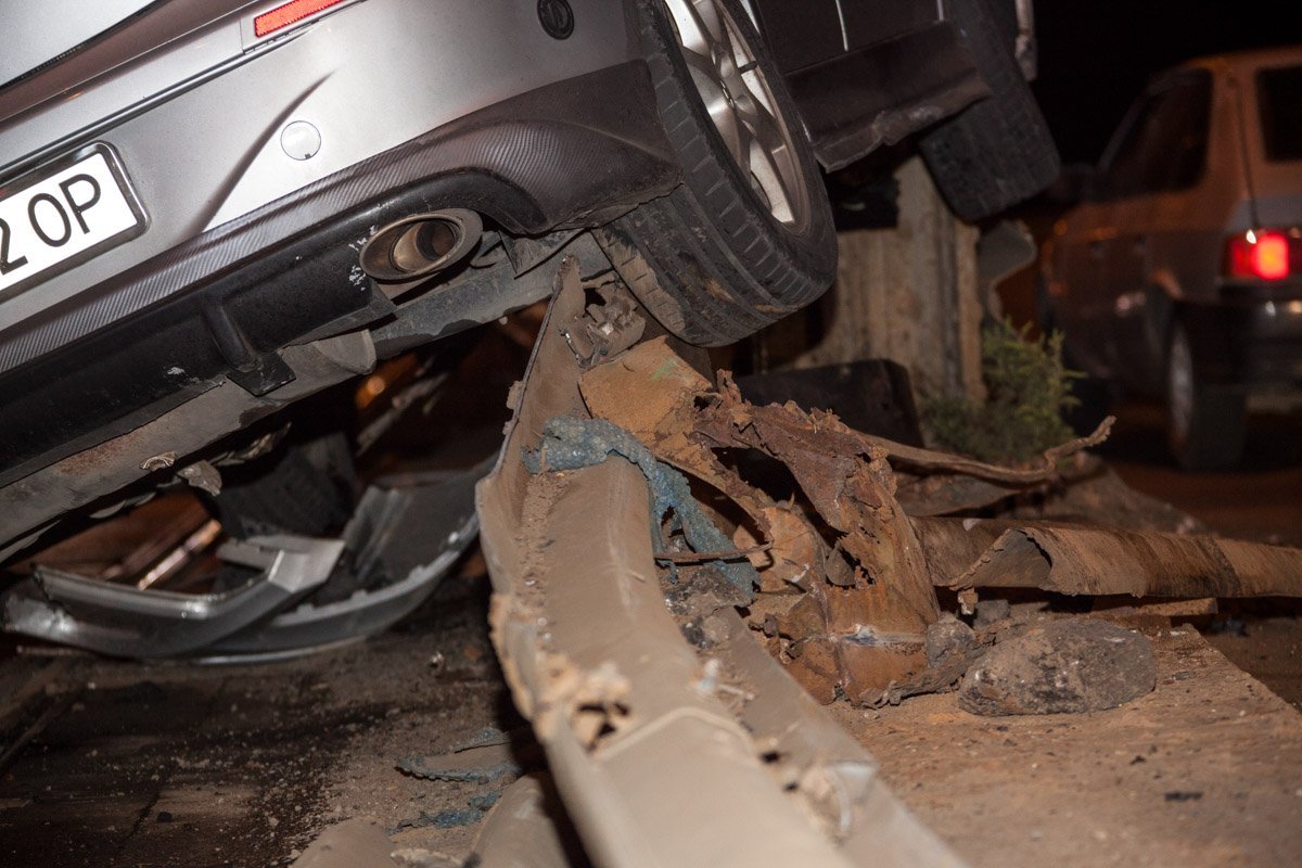 ДТП на Амурском мосту: Chery влетел в металлоконструкцию 9