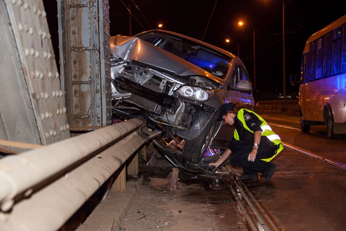 ДТП на Амурском мосту: Chery влетел в металлоконструкцию 10