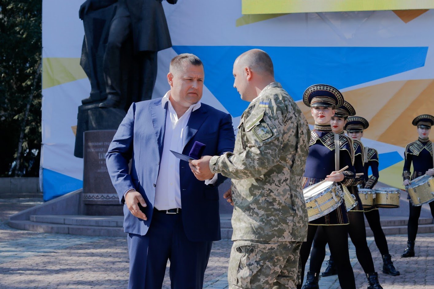 От простых коммунальщиков до меценатов: кому на День города мэр Филатов вручил медали 1