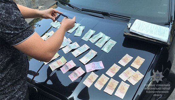 В Днепре мужчина попытался откупиться от полиции за $1000 2