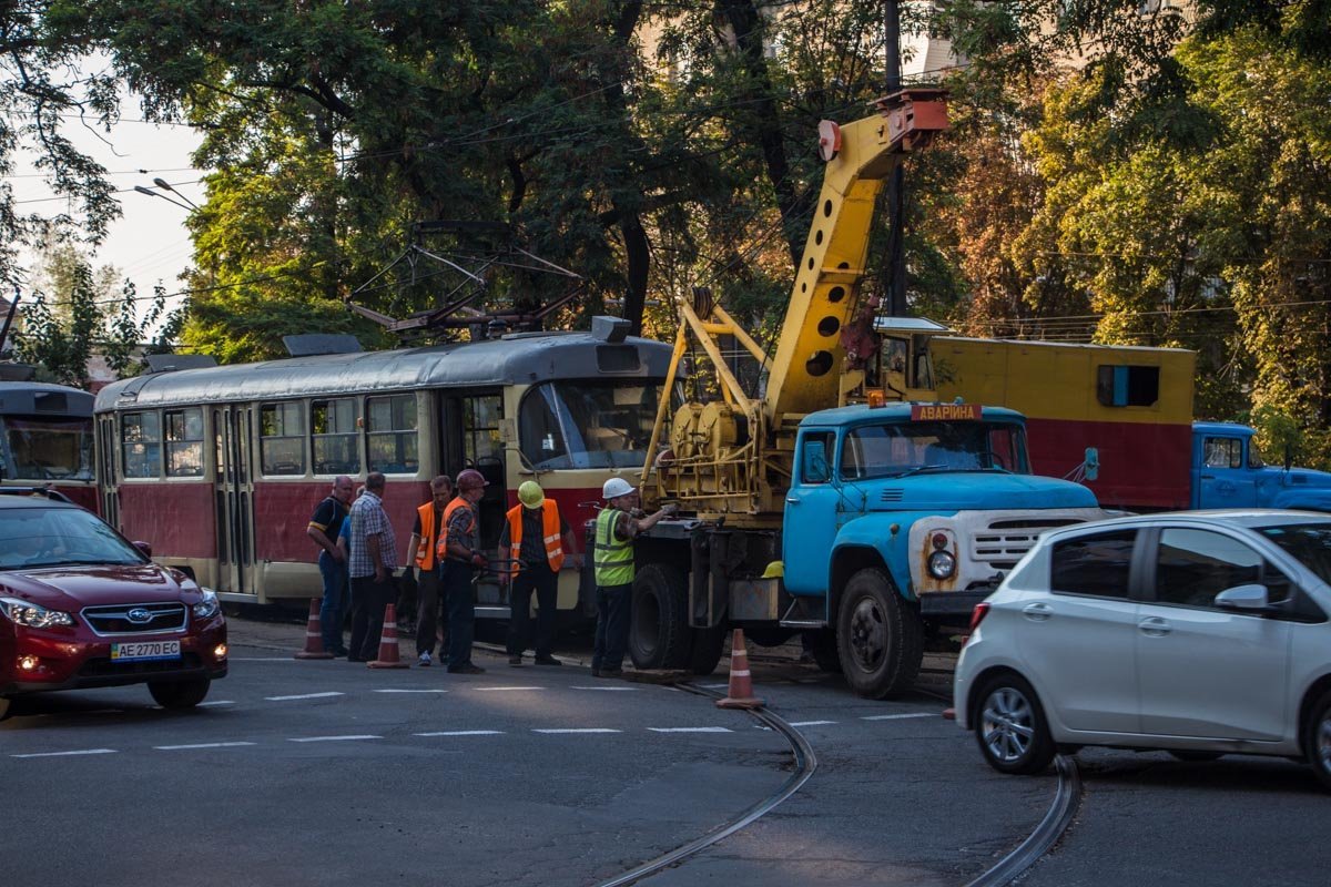 На Пушкина трамвай сошел с рельс: образовалась пробка 1