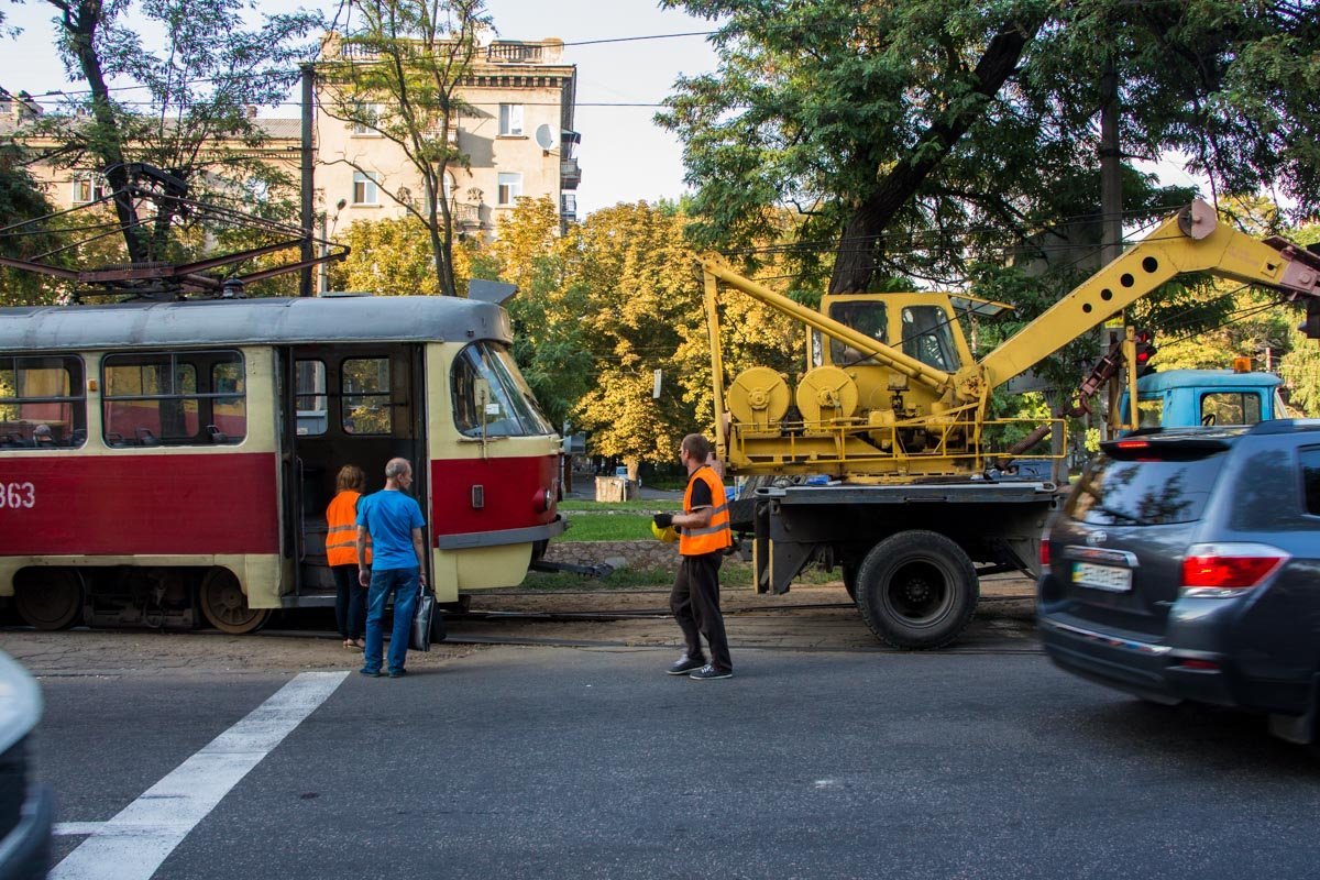 На Пушкина трамвай сошел с рельс: образовалась пробка 2