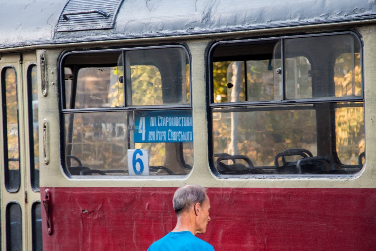 На Пушкина трамвай сошел с рельс: образовалась пробка 3