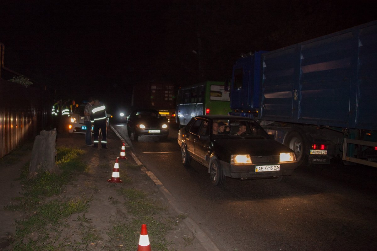 ДТП в Кайдаках: водитель фуры оборвал провода 2