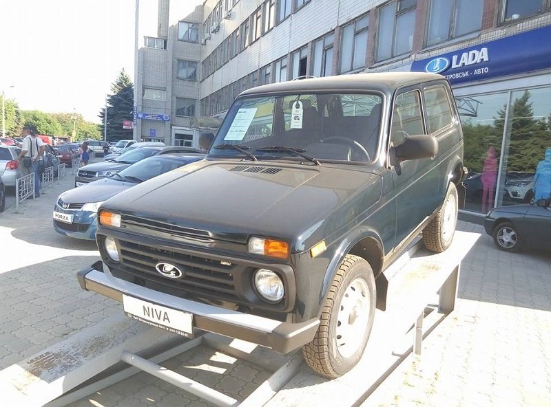 В Днепре автосалон "Укравто" торгует российскими «Нивами» 1
