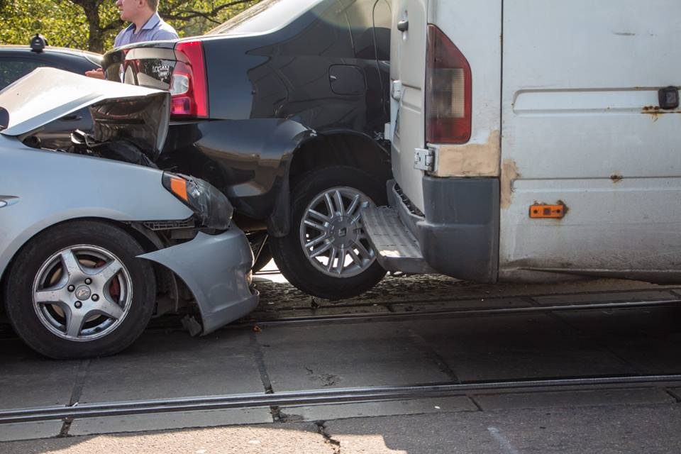 ДТП на Старом мосту: столкнулись три автомобиля и трамвай, образовалась пробка 1