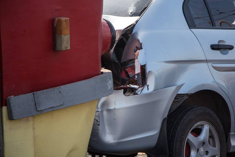 ДТП на Старом мосту: столкнулись три автомобиля и трамвай, образовалась пробка 2