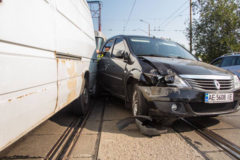 ДТП на Старом мосту: столкнулись три автомобиля и трамвай, образовалась пробка 3