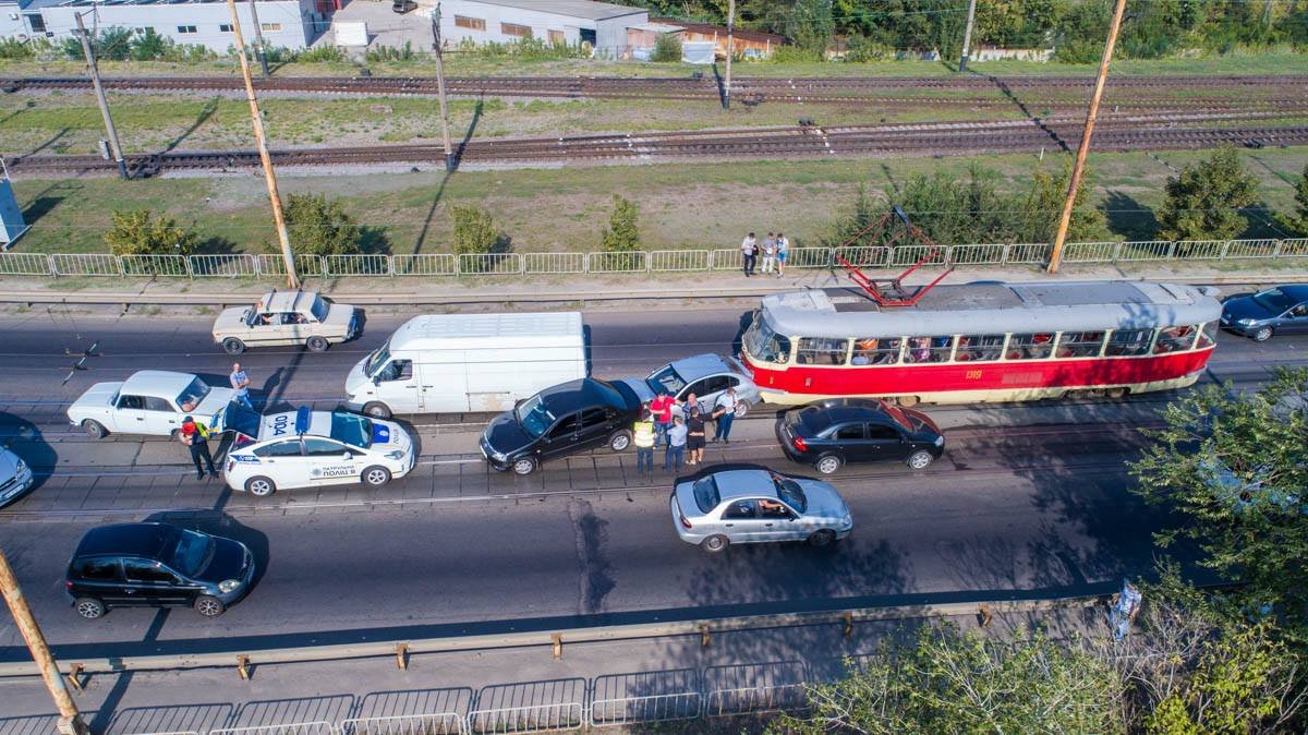 ДТП на Старом мосту: столкнулись три автомобиля и трамвай, образовалась пробка 4