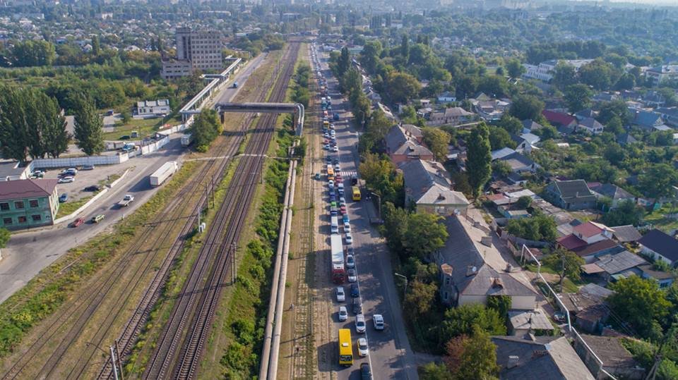 ДТП на Старом мосту: столкнулись три автомобиля и трамвай, образовалась пробка 5