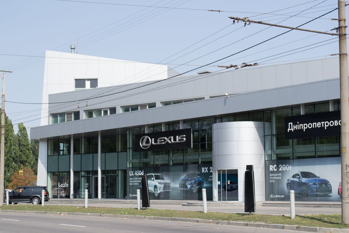 В Днепре похоронили директора автосалона Lexus, который погиб в аварии под Херсоном 1