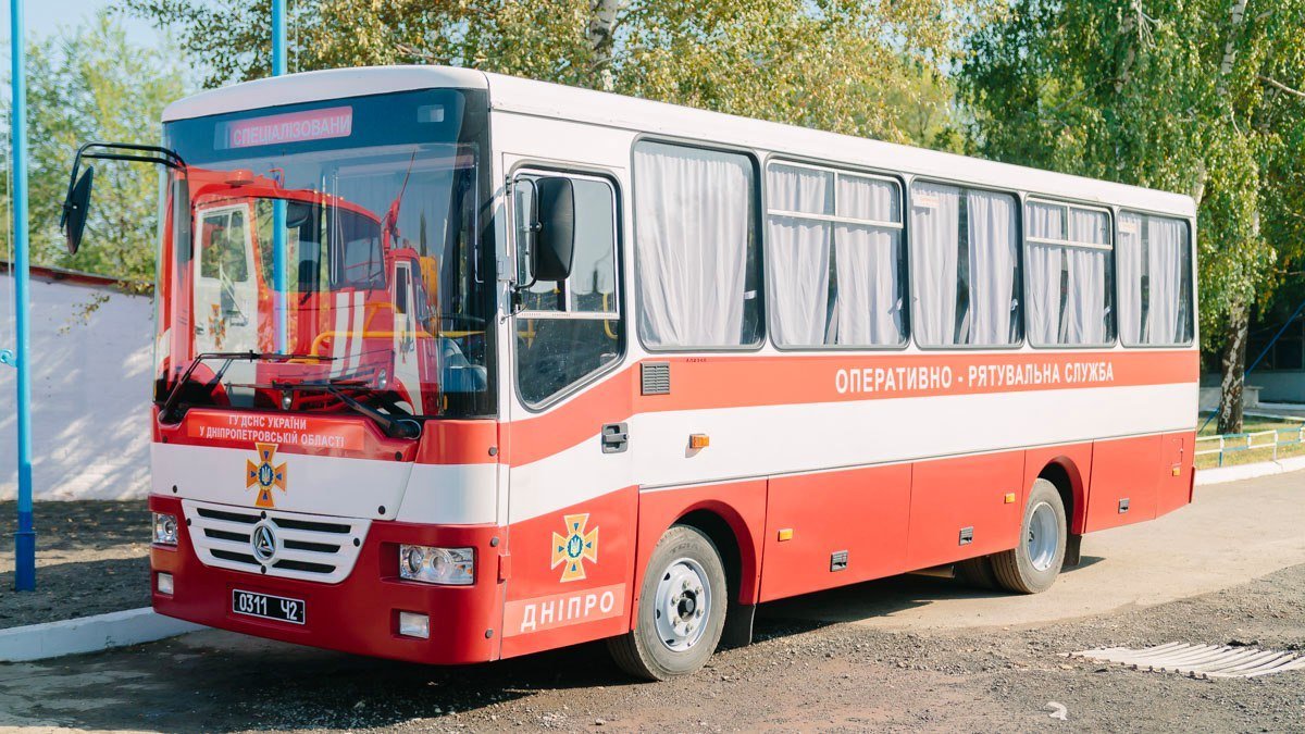 В Днепре спасателей поздравили с профессиональным праздником 7