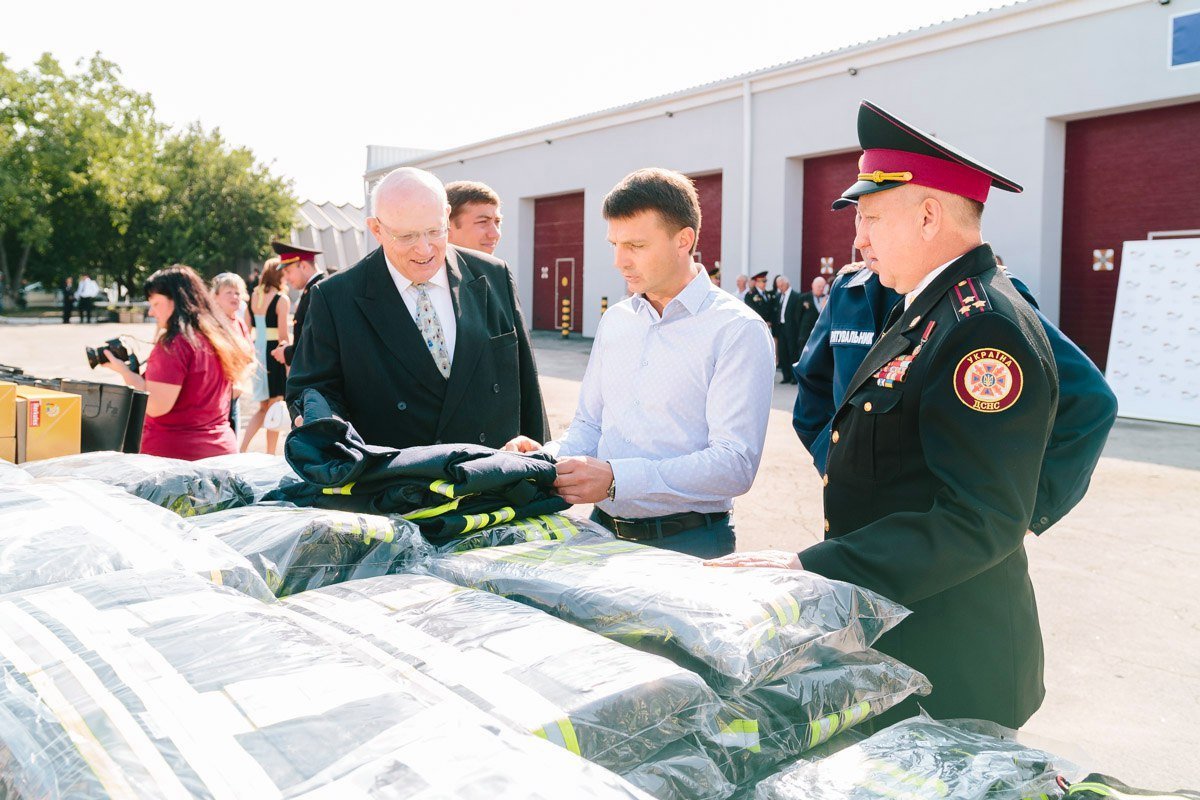 В Днепре спасателей поздравили с профессиональным праздником 10