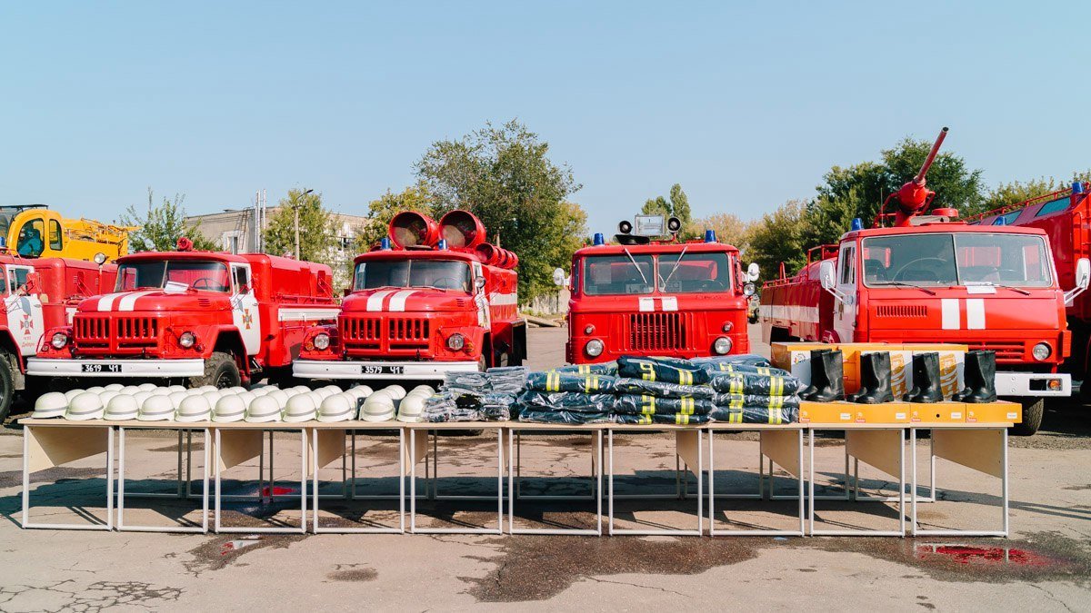 В Днепре спасателей поздравили с профессиональным праздником 11