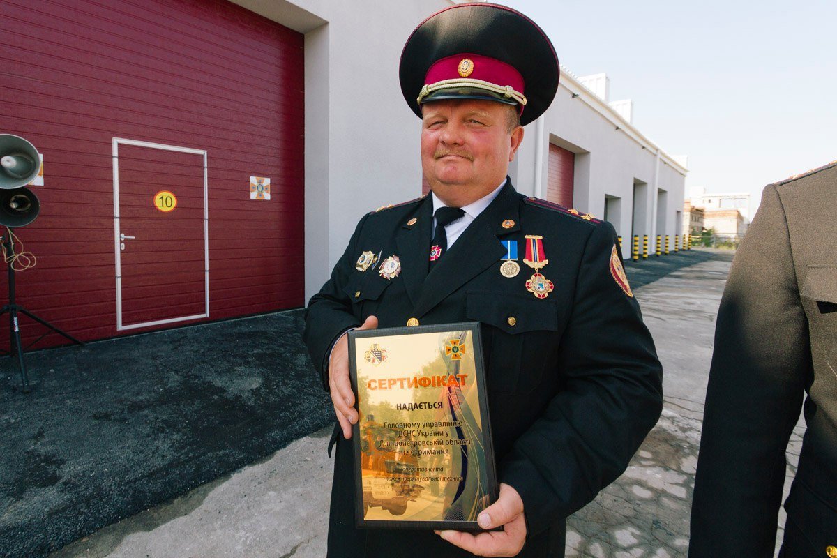 В Днепре спасателей поздравили с профессиональным праздником 12