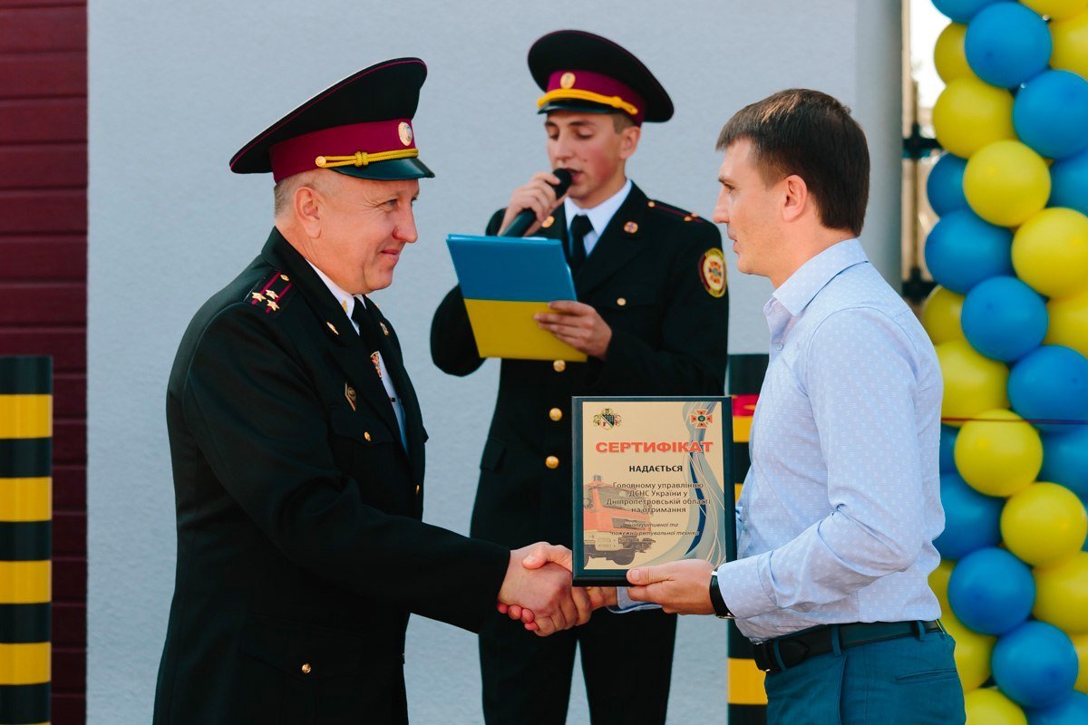 В Днепре спасателей поздравили с профессиональным праздником 13