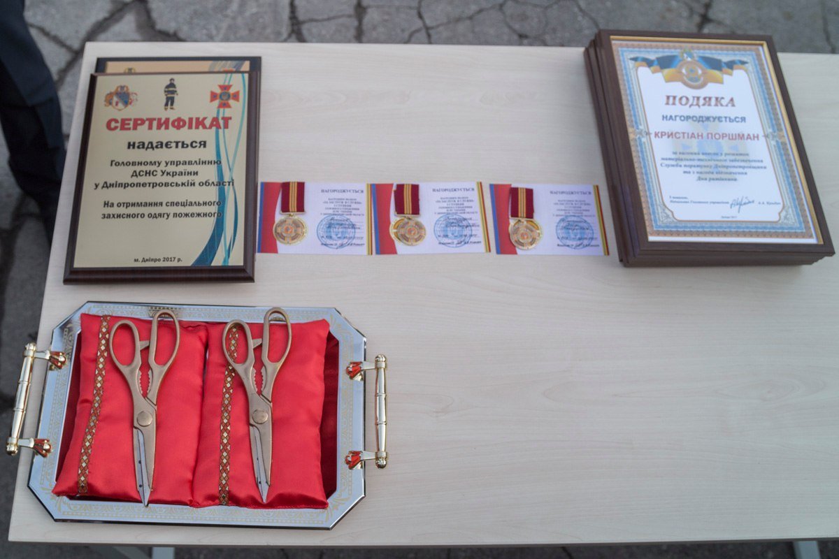 В Днепре спасателей поздравили с профессиональным праздником 14