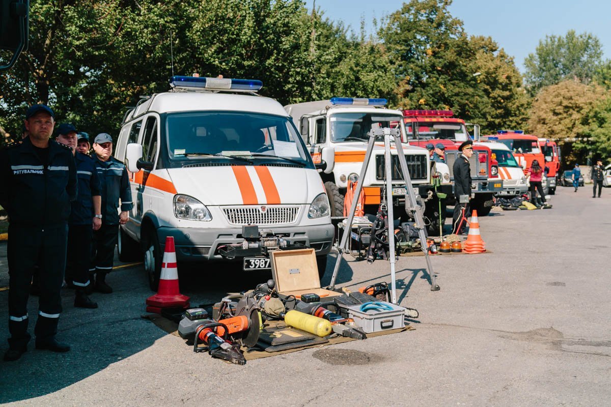 В Днепре спасателей поздравили с профессиональным праздником 15