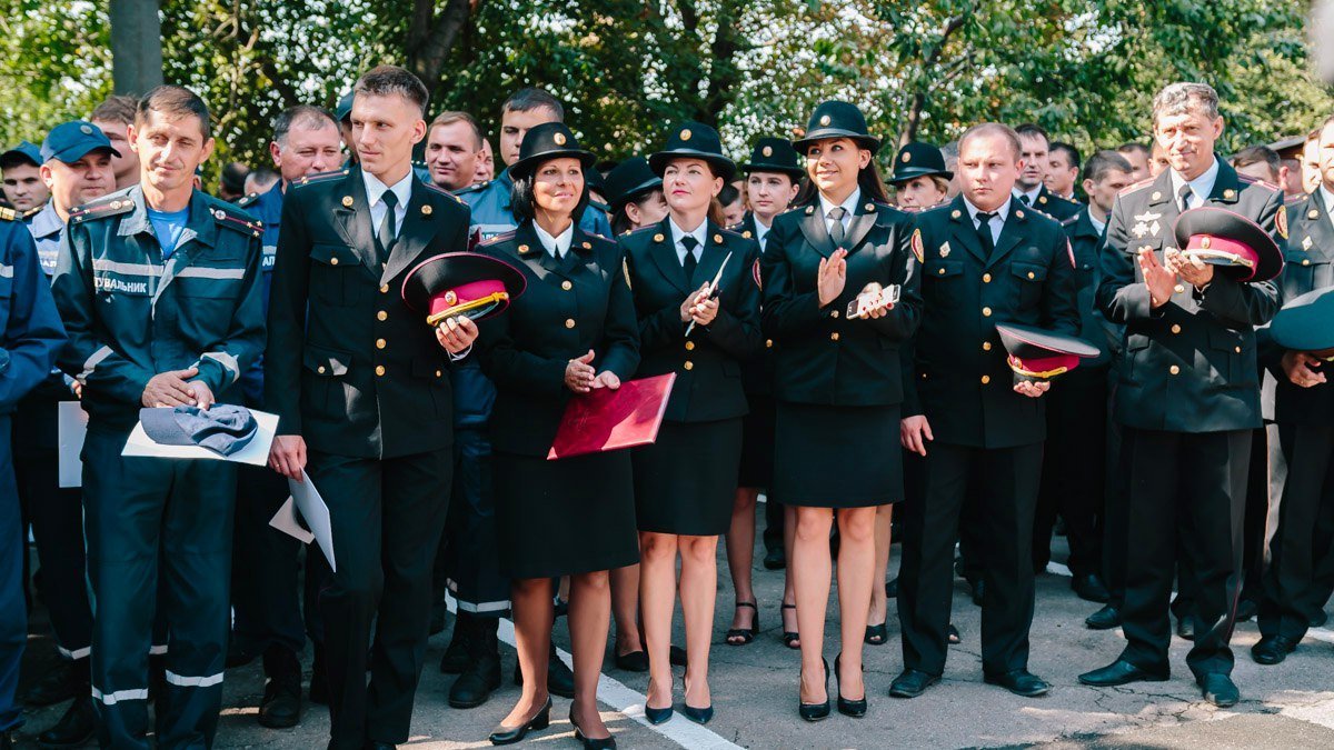 В Днепре спасателей поздравили с профессиональным праздником 17