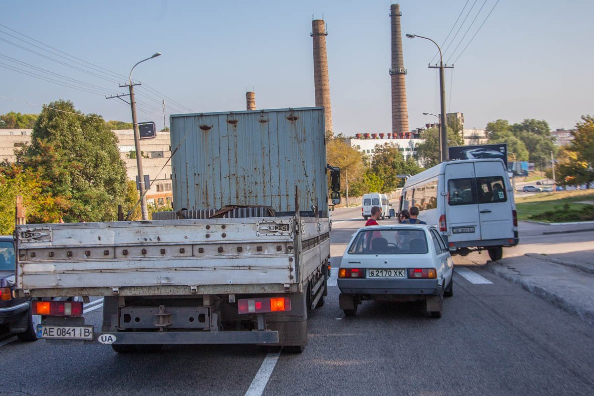 На Космической столкнулись два автомобиля и грузовик: подробности 1