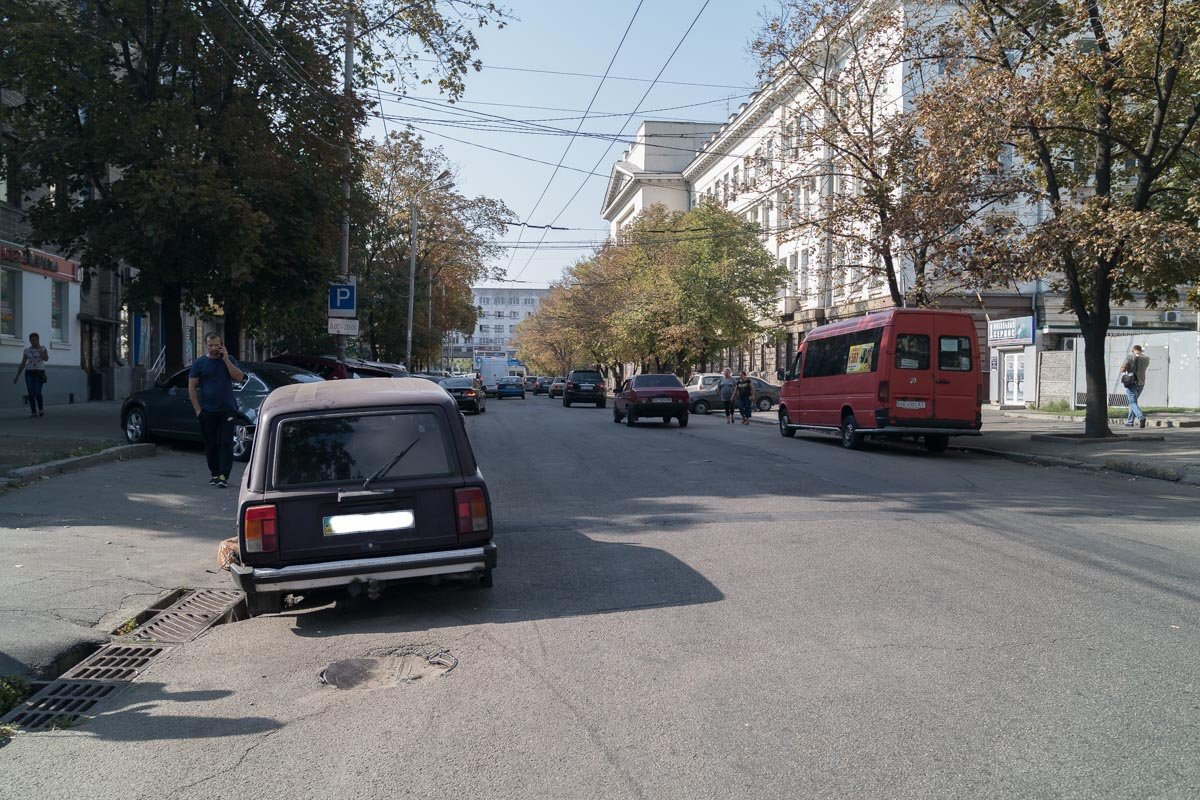 На Привокзальной ВАЗ провалился колесом в дыру в асфальте 1