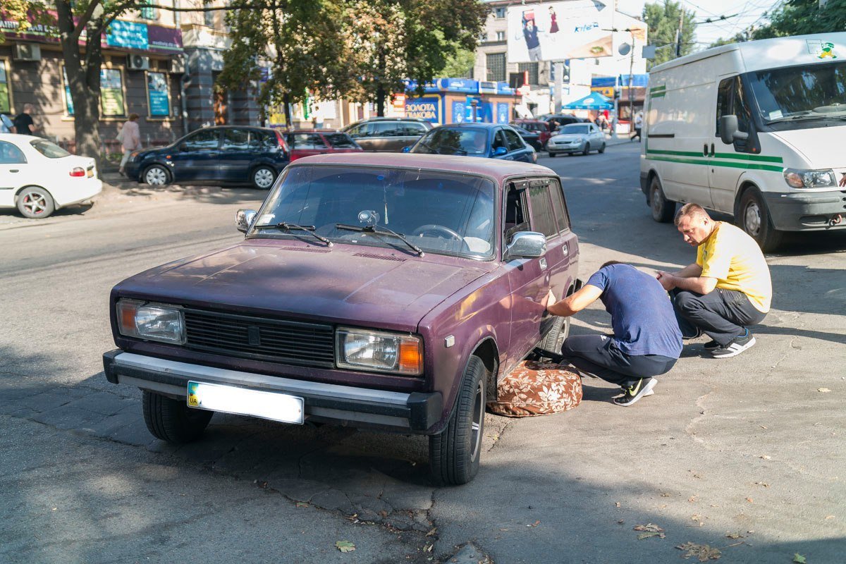 На Привокзальной ВАЗ провалился колесом в дыру в асфальте 2