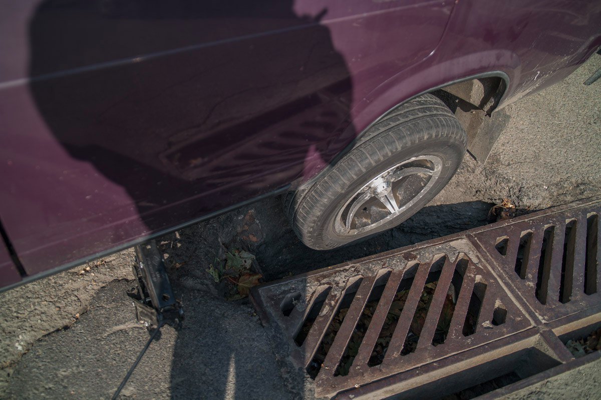 На Привокзальной ВАЗ провалился колесом в дыру в асфальте 4