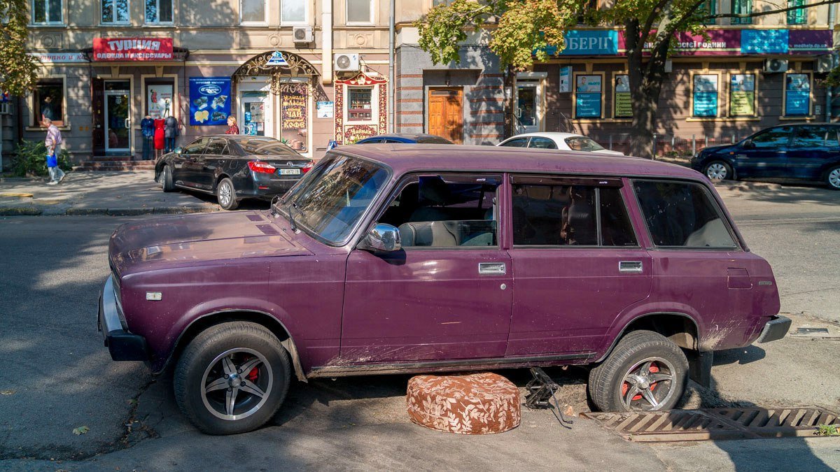 На Привокзальной ВАЗ провалился колесом в дыру в асфальте 5