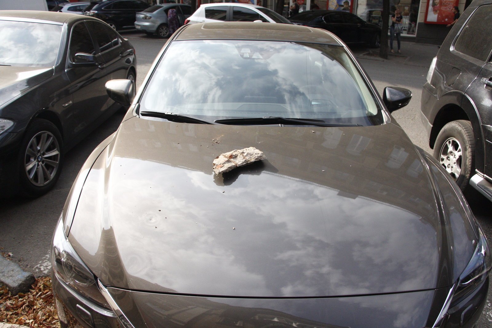 На Воскресенской часть упавшего балкона повредила Mazda 1