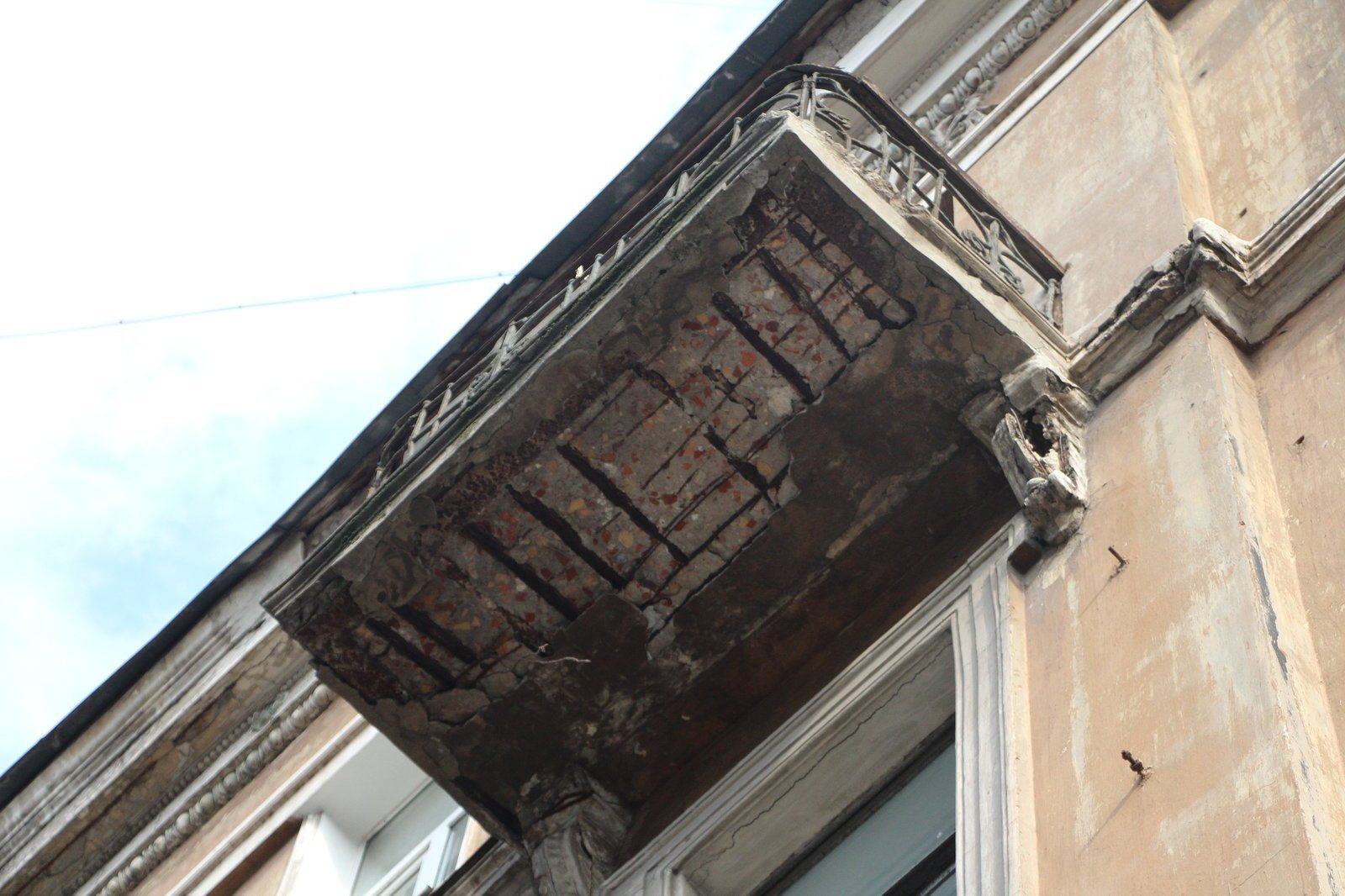 На Воскресенской часть упавшего балкона повредила Mazda 2