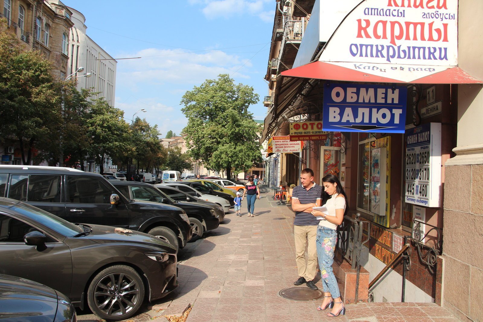 На Воскресенской часть упавшего балкона повредила Mazda 3