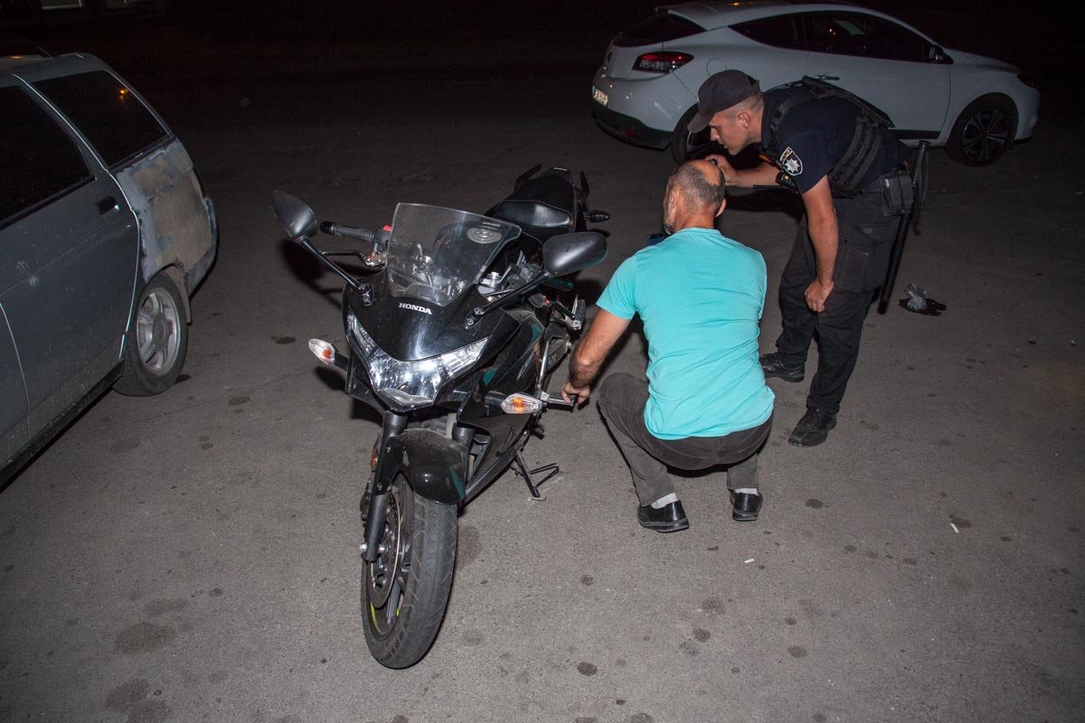 На Гагарина столкнулись Chevrolet и мотоцикл: есть пострадавший 3