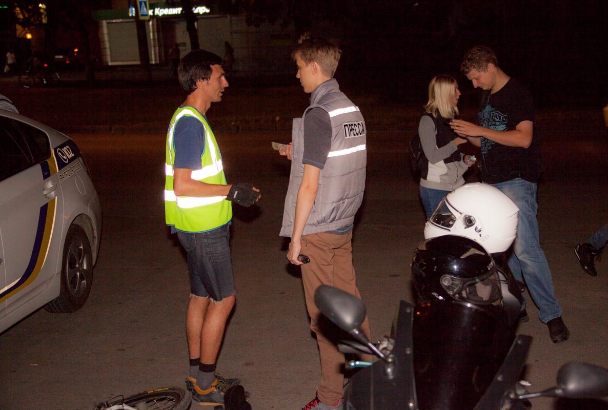 На Гагарина столкнулись Chevrolet и мотоцикл: есть пострадавший 4