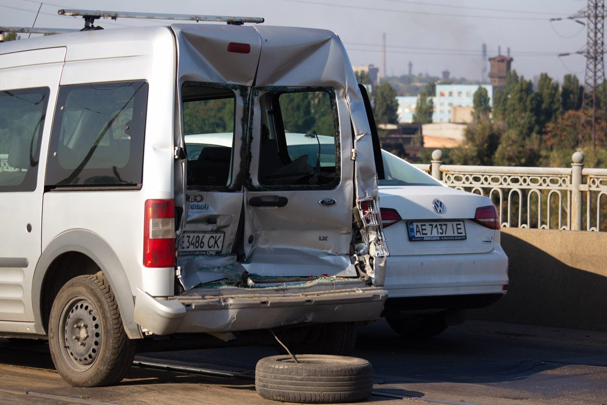 ДТП на Старом мосту: столкнулись Ford, Лада, Toyota и трамвай 4