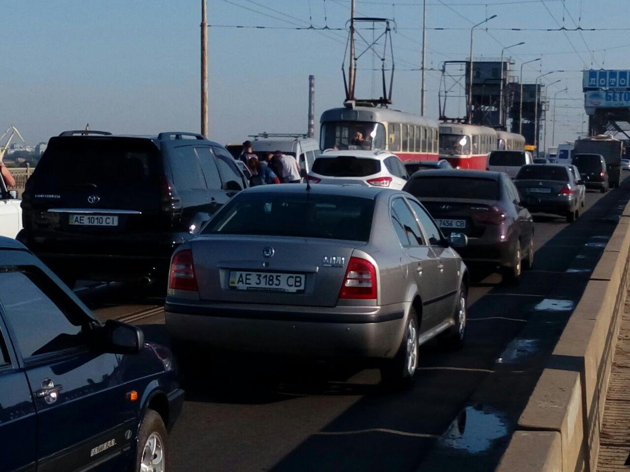 ДТП на Старом мосту: столкнулись Ford, Лада, Toyota и трамвай 7