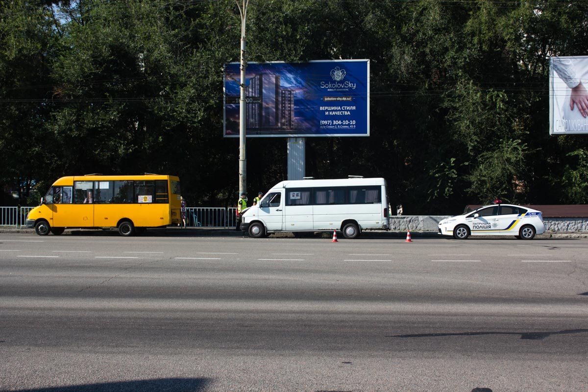 На Запорожском шоссе столкнулись две маршрутки: есть пострадавшие 1