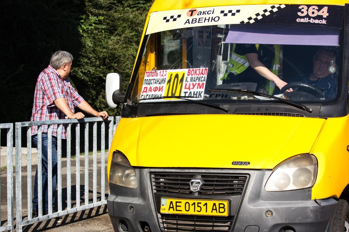 На Запорожском шоссе столкнулись две маршрутки: есть пострадавшие 2