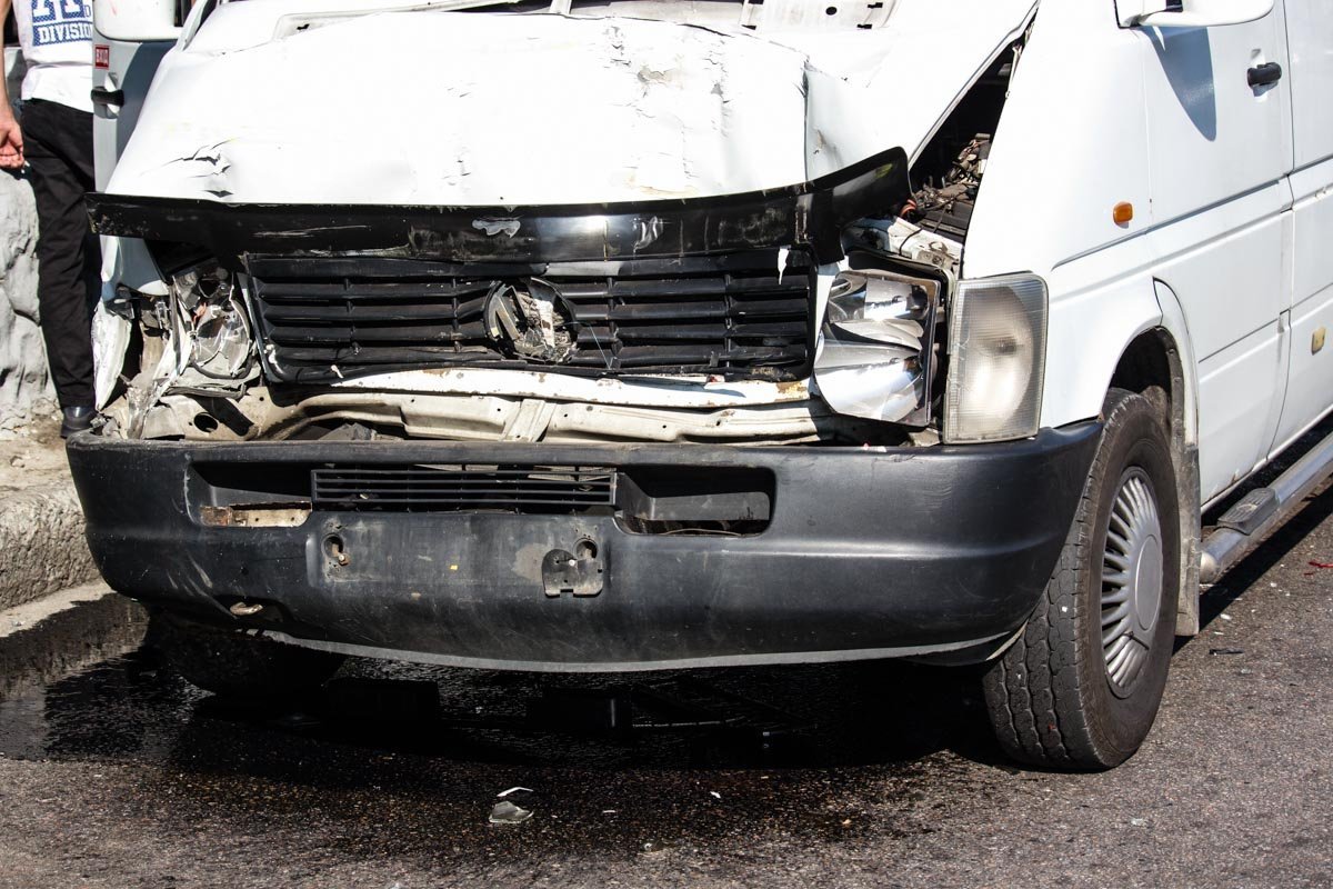 На Запорожском шоссе столкнулись две маршрутки: есть пострадавшие 3