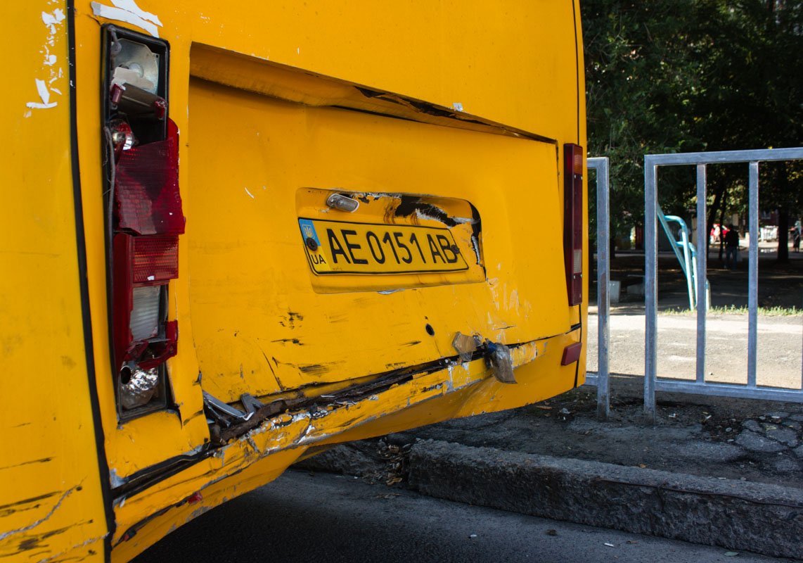 На Запорожском шоссе столкнулись две маршрутки: есть пострадавшие 6