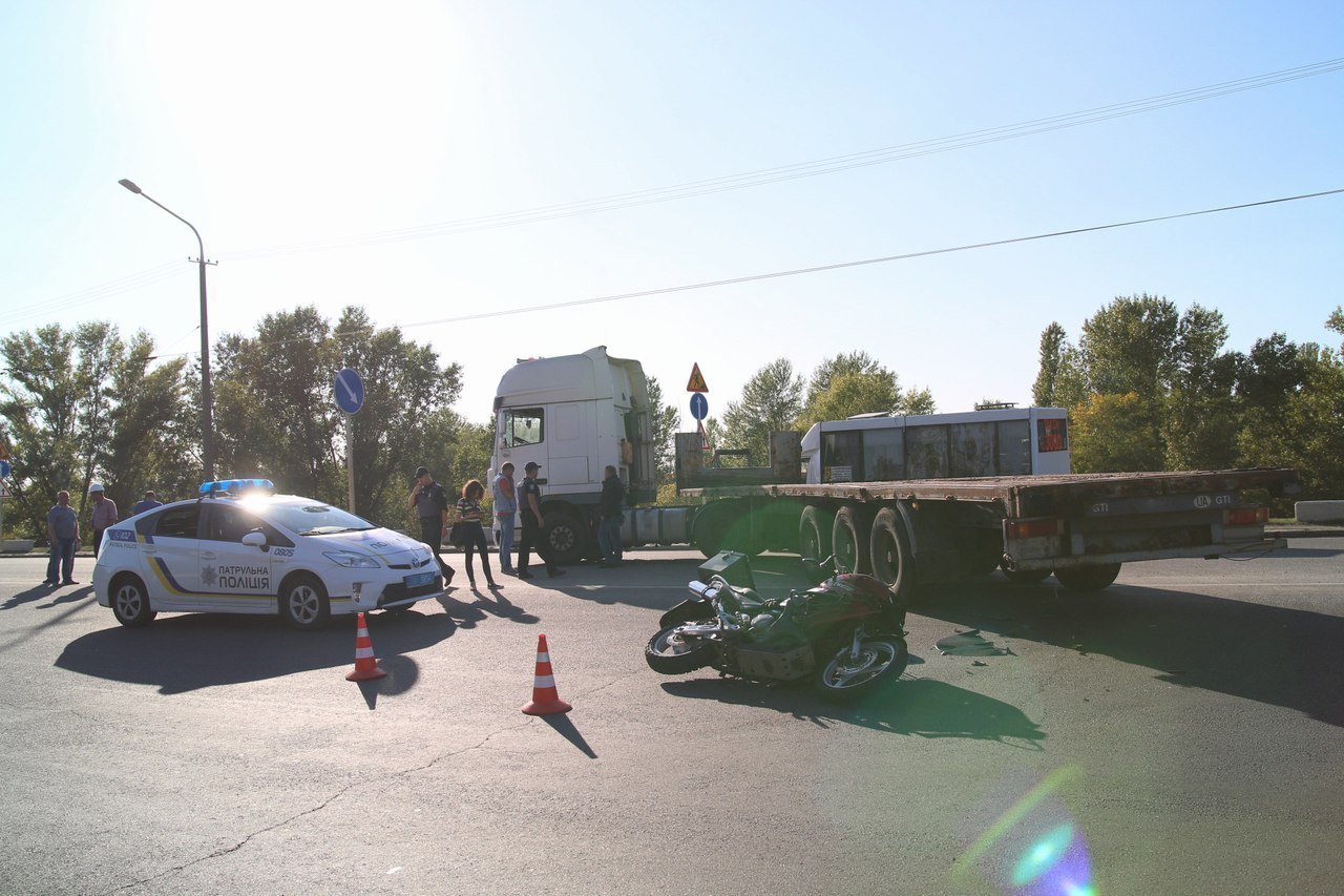 На съезде с Нового моста столкнулись грузовик и мотоцикл 1