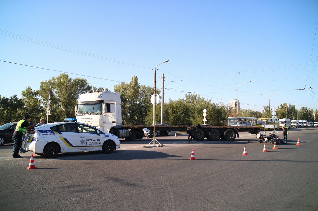 На съезде с Нового моста столкнулись грузовик и мотоцикл 2